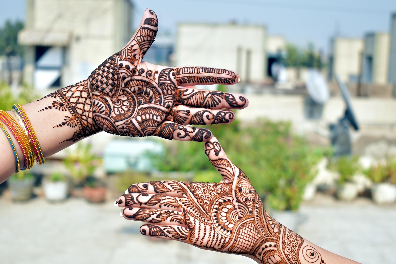 Adding Contemporary Trends to Easy Mehndi Design