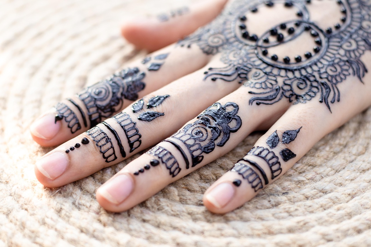 Choosing the Perfect Left Hand Back Side Mehndi Design