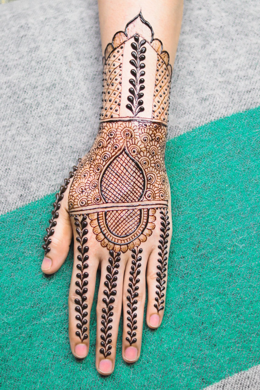 How Facebook Helps Showcase Trending Circle Mehndi Designs