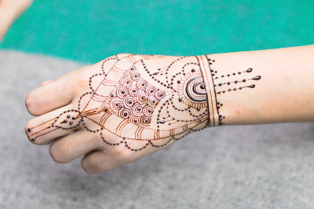 How to Choose and Apply Full Hand Mehndi Designs