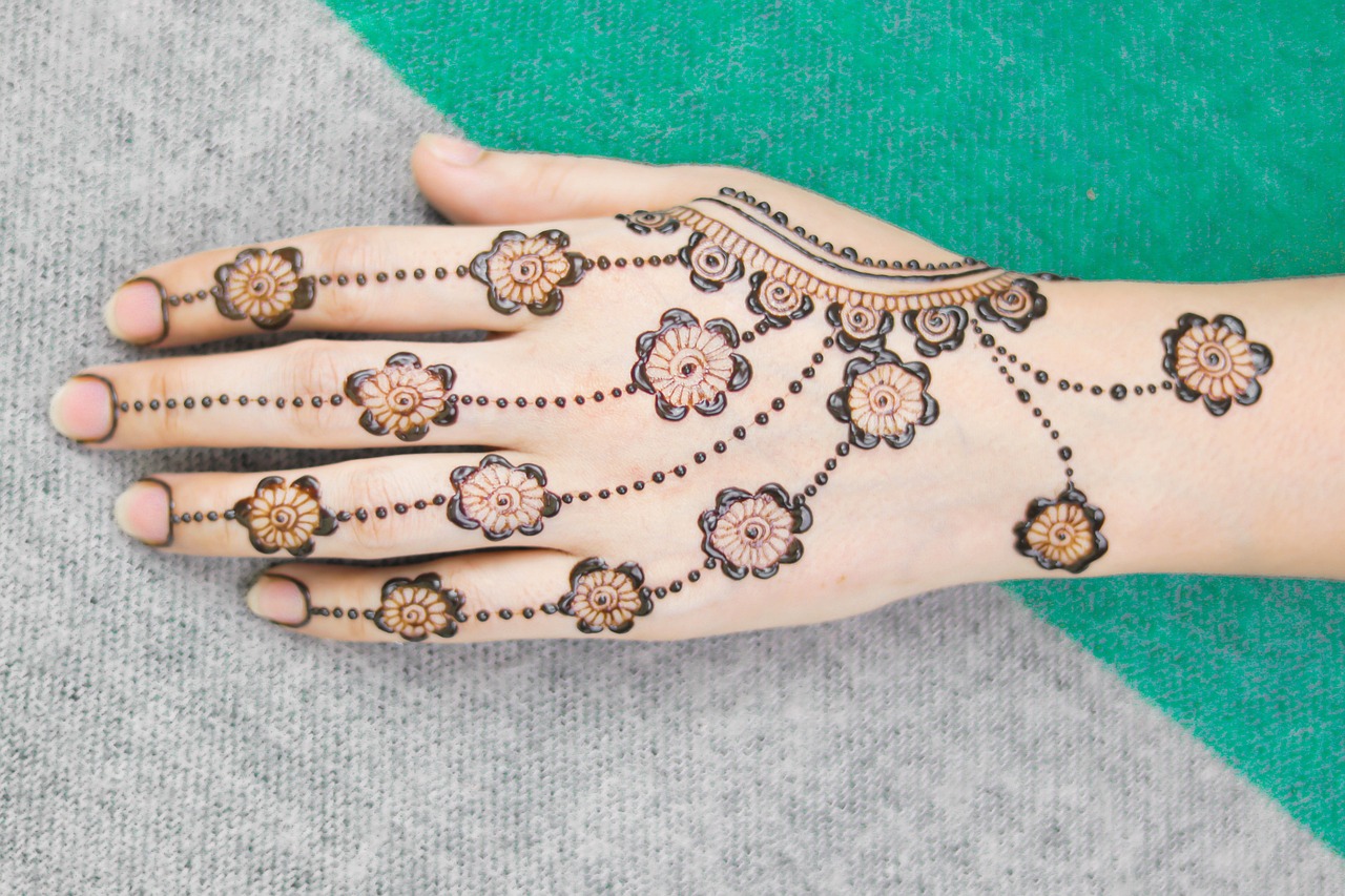 How to Create the Perfect Gol Tikki Mehndi Design?