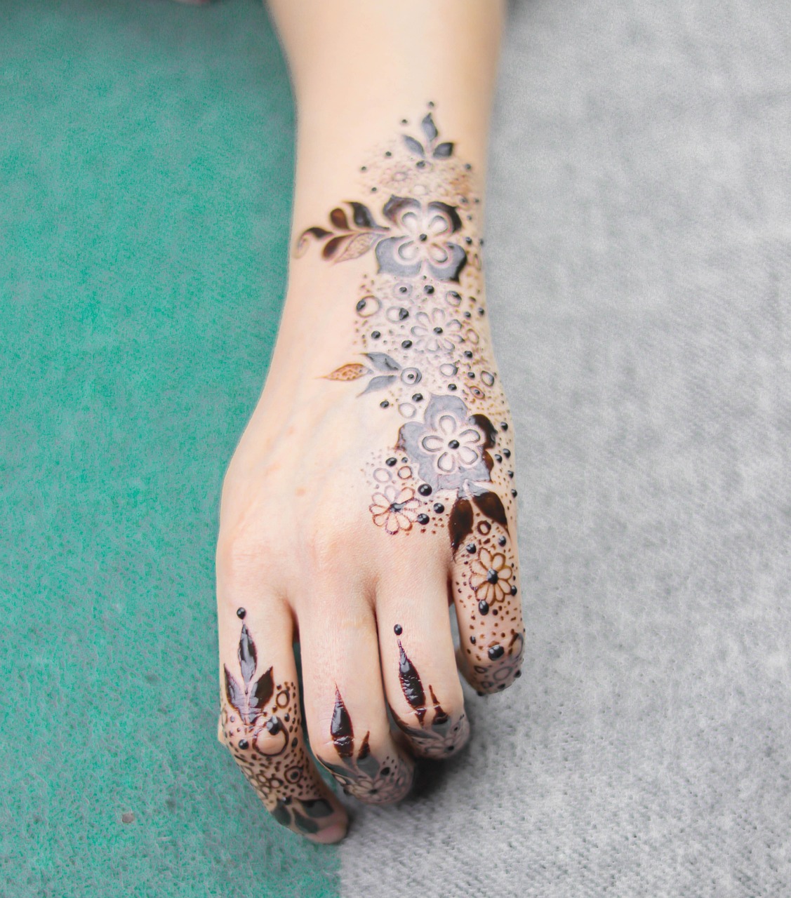 Key Aspects of Arabic Mehndi Design 2022 New Style Simple