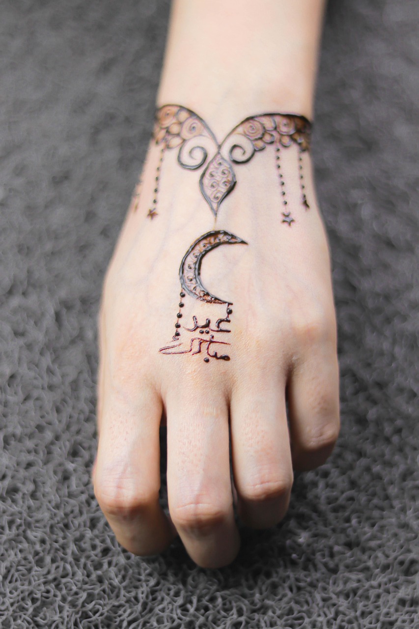 Modern Trends in Left Hand Mehndi Design