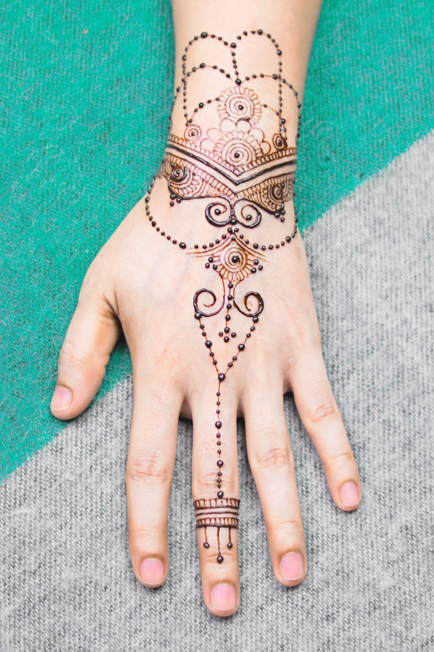 Pro Tips for Stunning Henna Application on the Front Hand