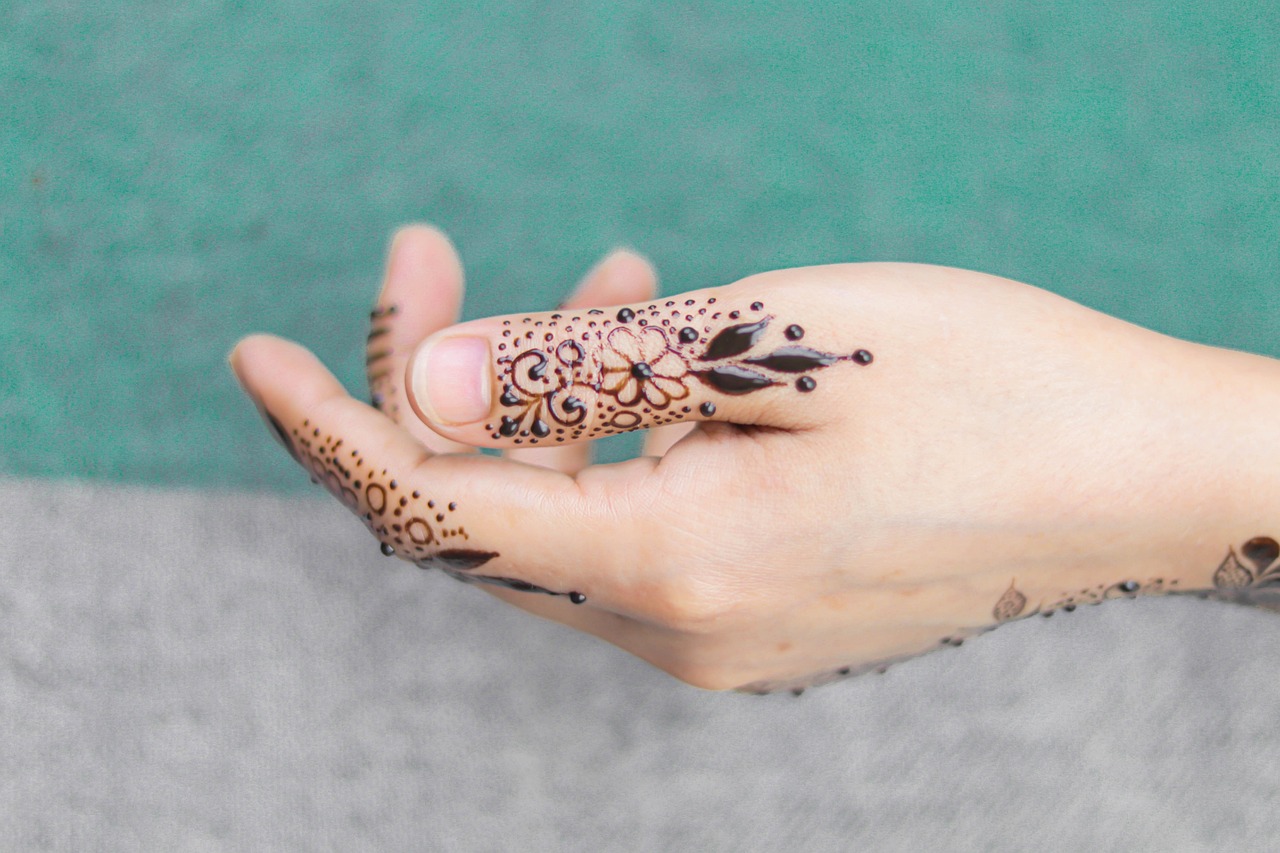 What Makes Arabic Mehndi Designs for Back Hand Unique?