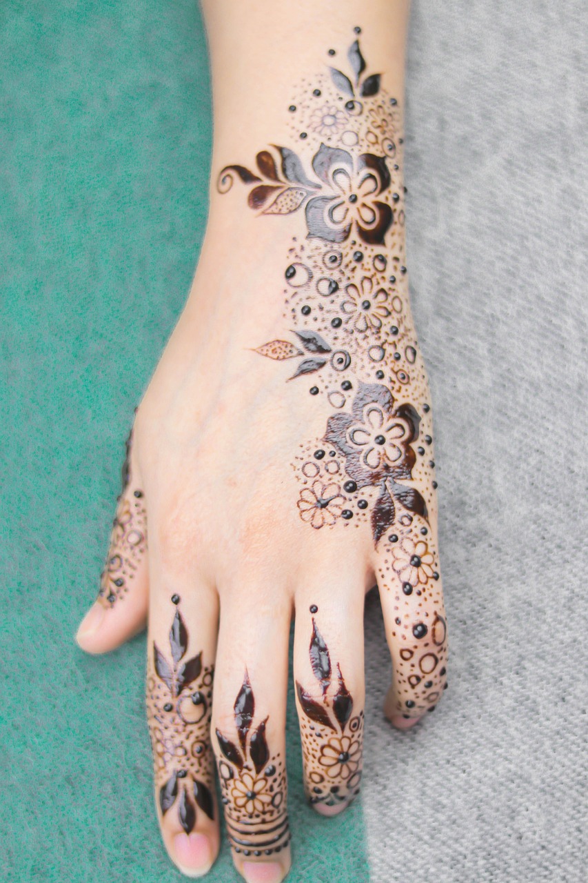 Additional Tips for a Perfect Arabic Mehndi Design
