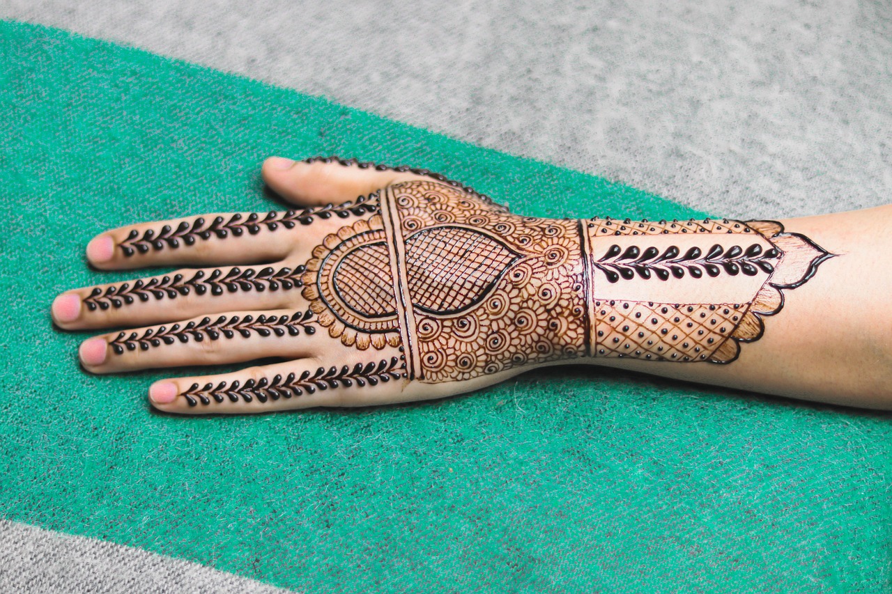 Essential Tips for Applying Simple Sawan Mehndi Designs