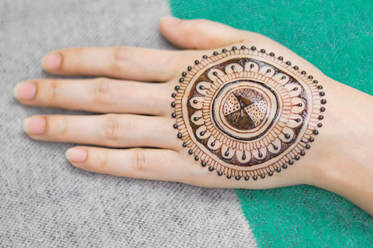 Modern Adaptations in Tamil Mehndi Designs