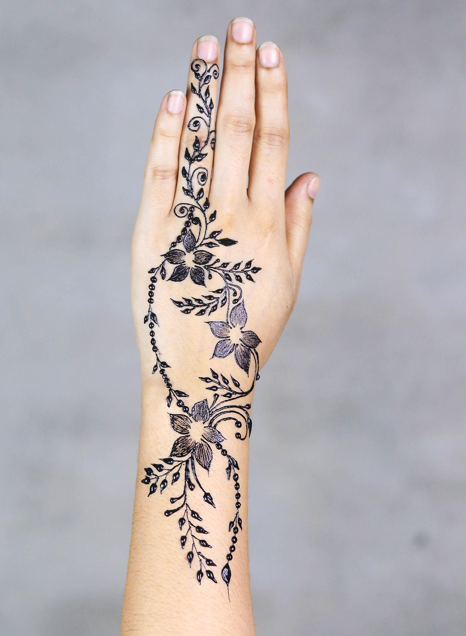 Popular Motifs and Patterns in Simple Sawan Mehndi Designs