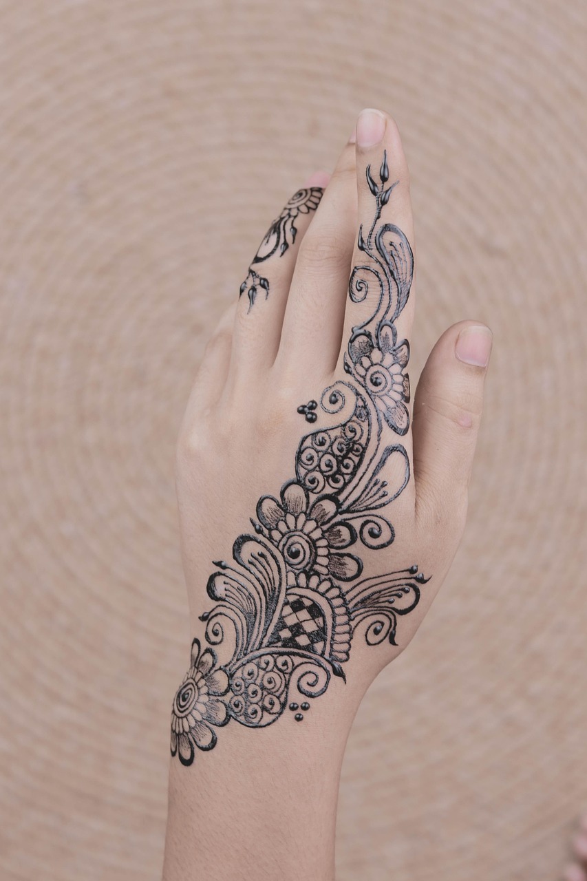 Popular Patterns for Shaded Mehndi on Front Hands