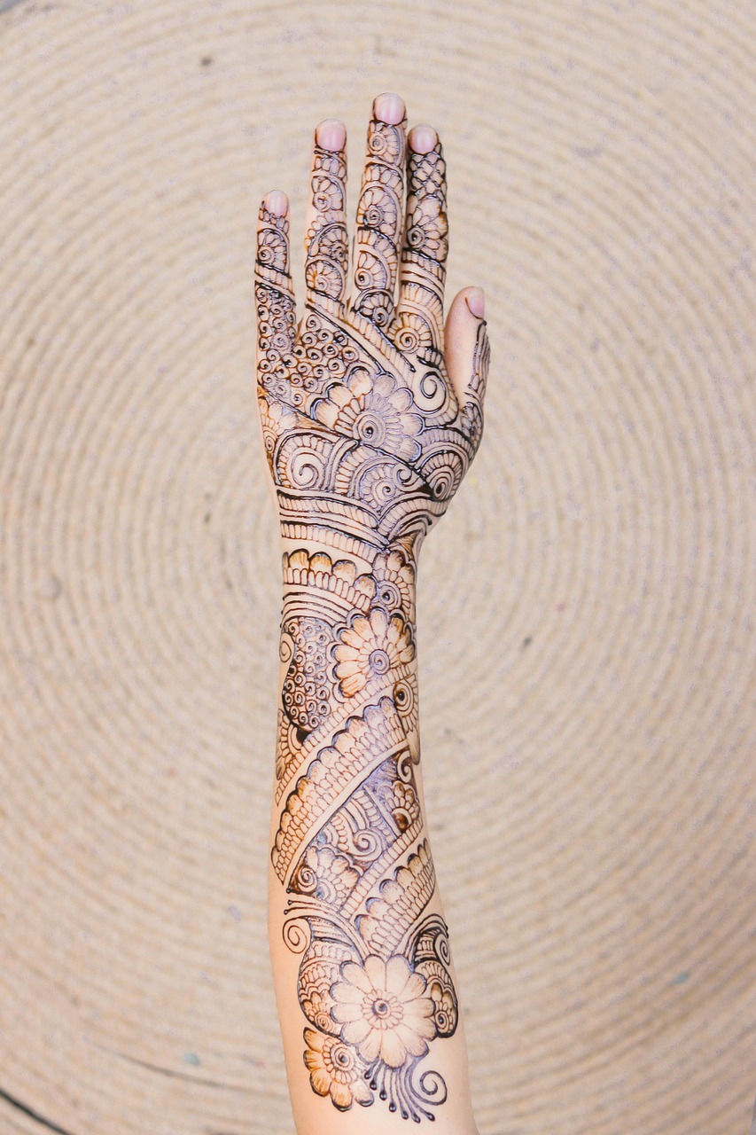 Trendiest Patterns for Bride Sister Mehndi Designs