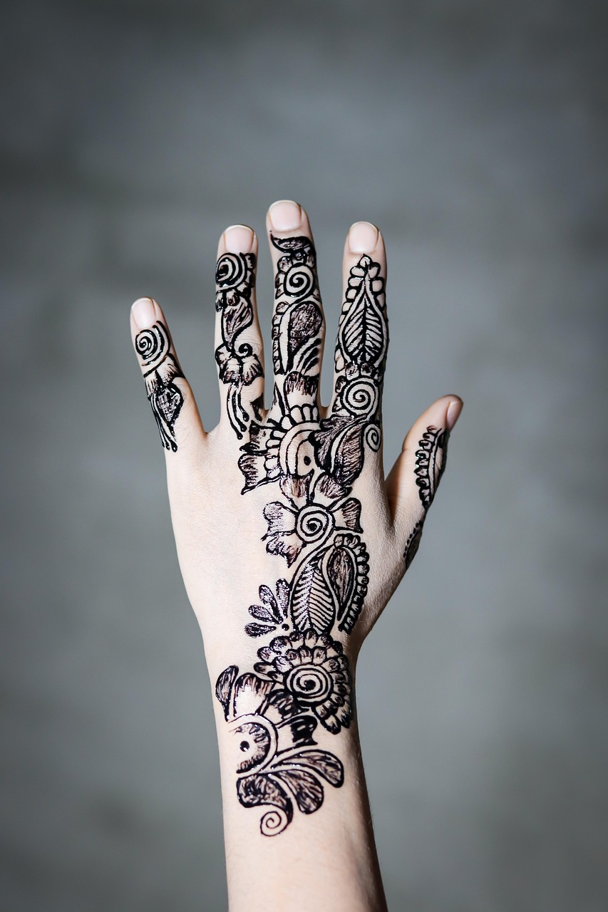 When to Opt for Simple and Short Mehndi Designs?