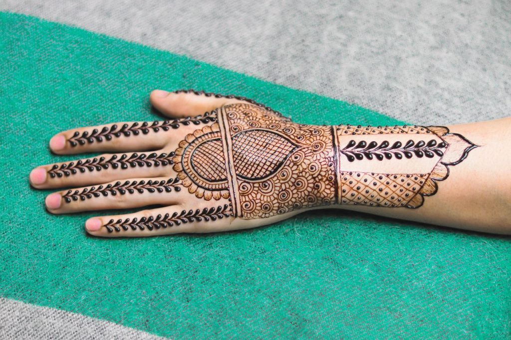Choosing the Right Mehndi Design for Your Hand